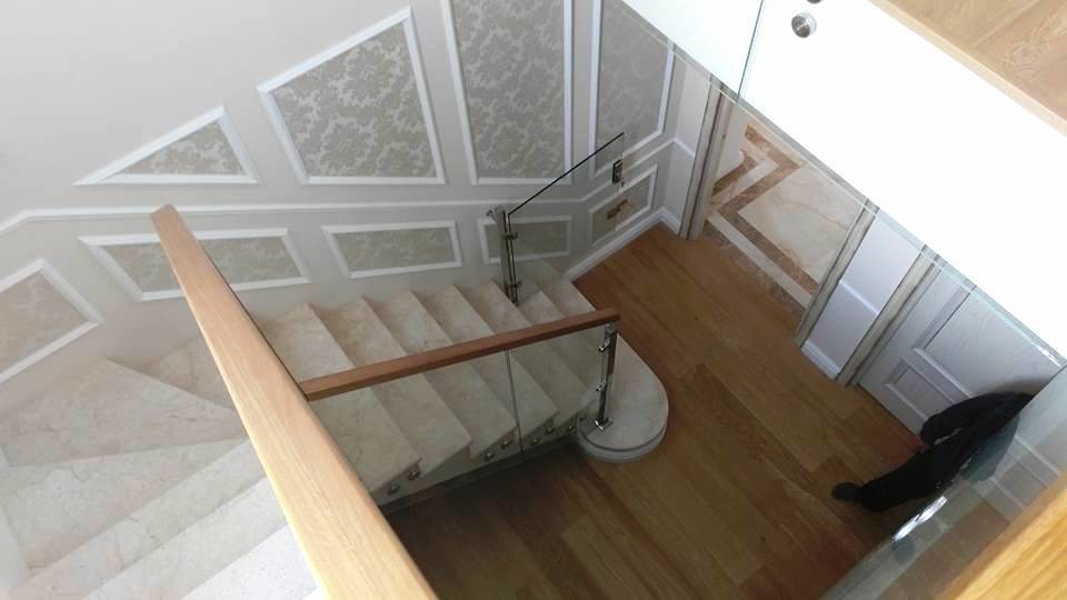 Exemple d'un escalier tendance avec un garde-corps en verre.