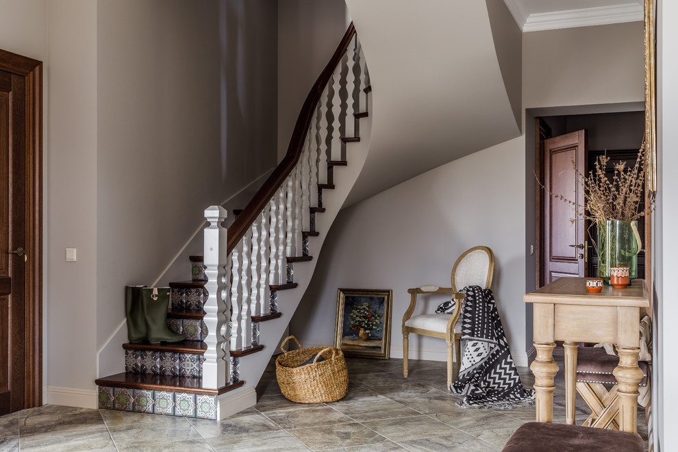 Gewendelte Klassische Treppe mit gefliesten Setzstufen in Sonstige