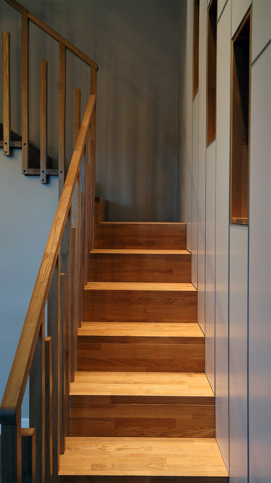Источник вдохновения для домашнего уюта: угловая деревянная лестница среднего размера в скандинавском стиле с деревянными ступенями и деревянными перилами
