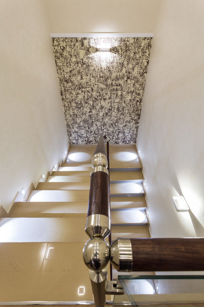 Пример оригинального дизайна: п-образная лестница среднего размера в современном стиле с ступенями из плитки, подступенками из плитки и деревянными перилами