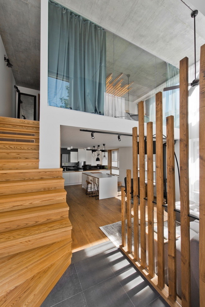 Gewendelte Moderne Holztreppe mit Holz-Setzstufen in Sonstige