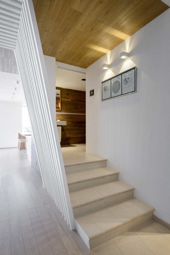 Modelo de escalera suspendida contemporánea con escalones con baldosas y contrahuellas con baldosas y/o azulejos