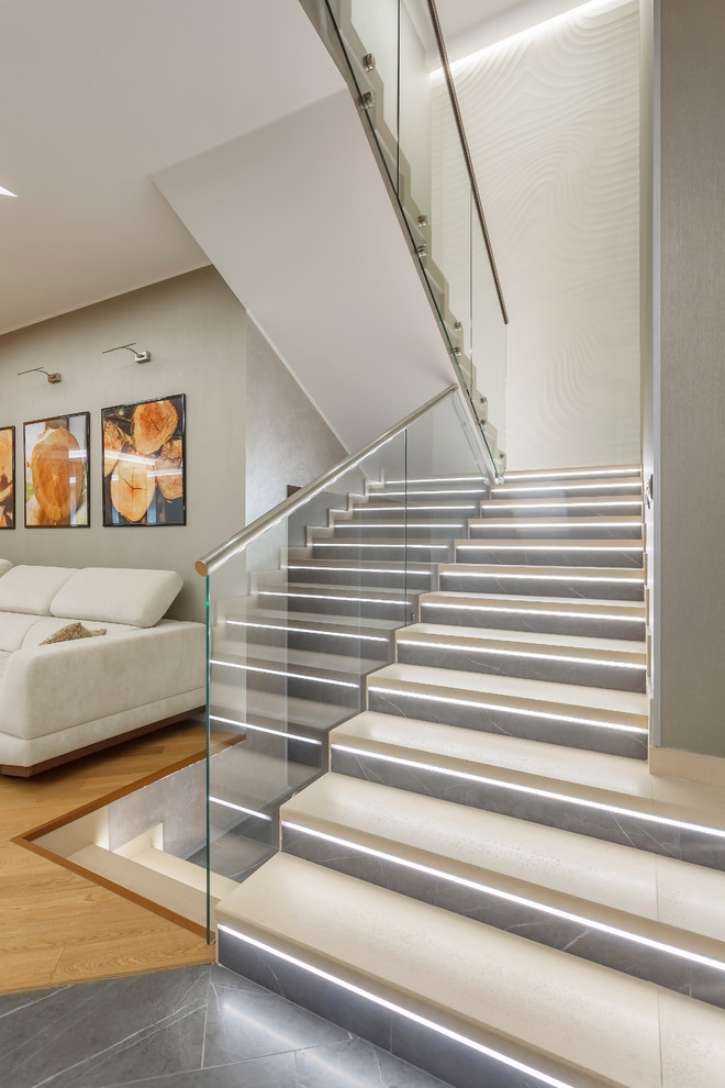 Источник вдохновения для домашнего уюта: п-образная лестница в современном стиле с стеклянными перилами