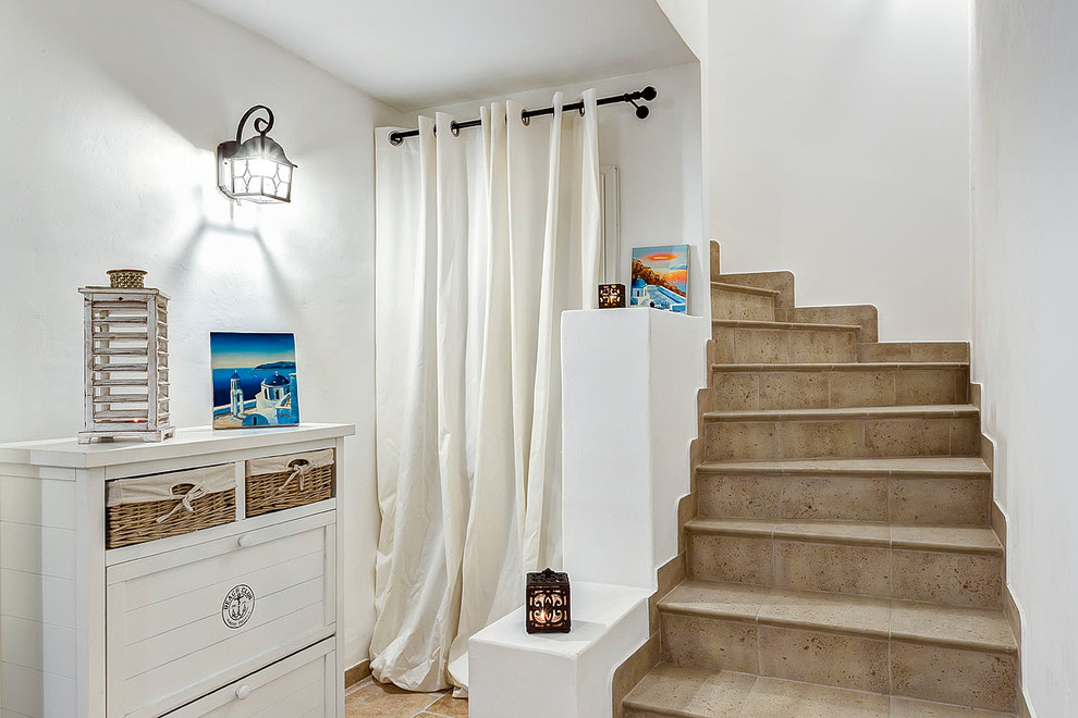 Источник вдохновения для домашнего уюта: изогнутая лестница в морском стиле с ступенями из плитки и подступенками из плитки