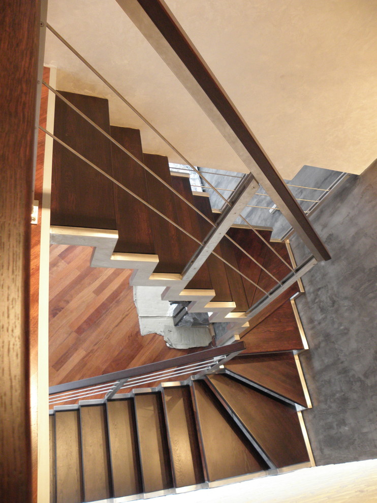 Стильный дизайн: большая п-образная лестница в современном стиле с деревянными ступенями и деревянными перилами - последний тренд
