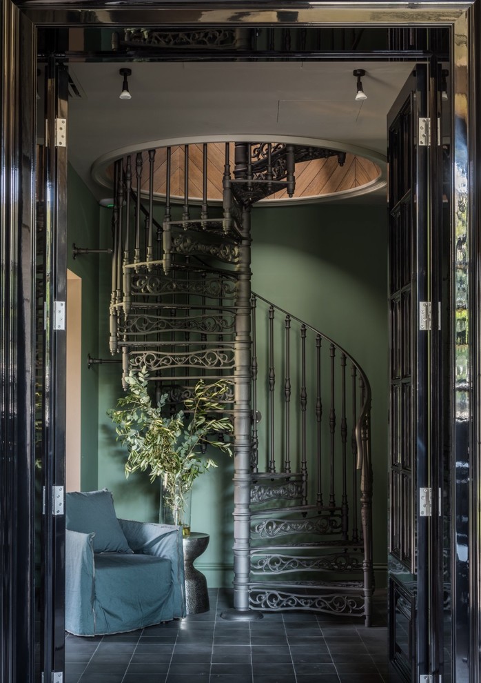 Идея дизайна: винтовая металлическая лестница в классическом стиле с металлическими ступенями и металлическими перилами