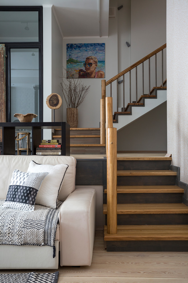Стильный дизайн: угловая деревянная лестница в морском стиле с деревянными ступенями и перилами из смешанных материалов - последний тренд