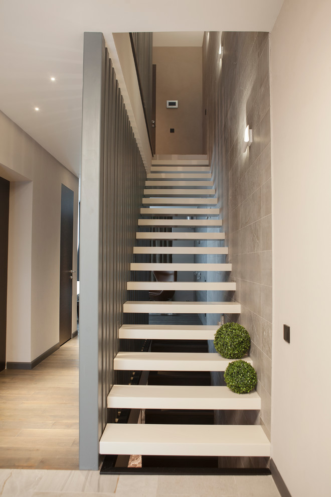 Идея дизайна: прямая лестница среднего размера в современном стиле с акриловыми ступенями без подступенок
