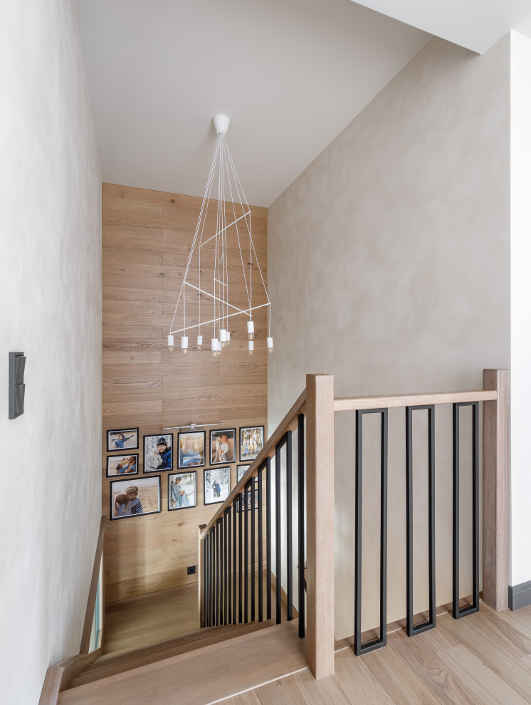 Foto de escalera en U rústica de tamaño medio con escalones de madera, contrahuellas con baldosas y/o azulejos, barandilla de madera y machihembrado
