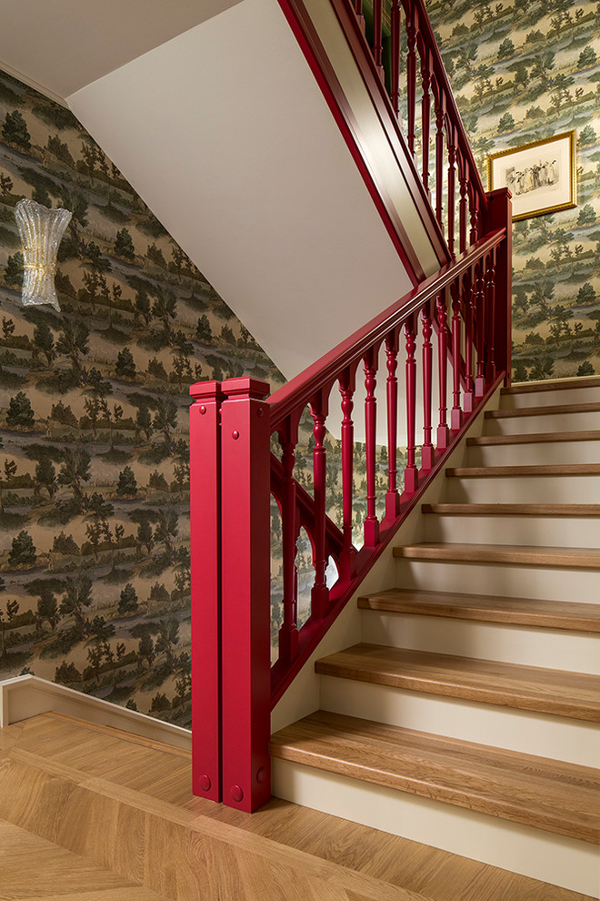 На фото: п-образная лестница в стиле фьюжн с деревянными ступенями с
