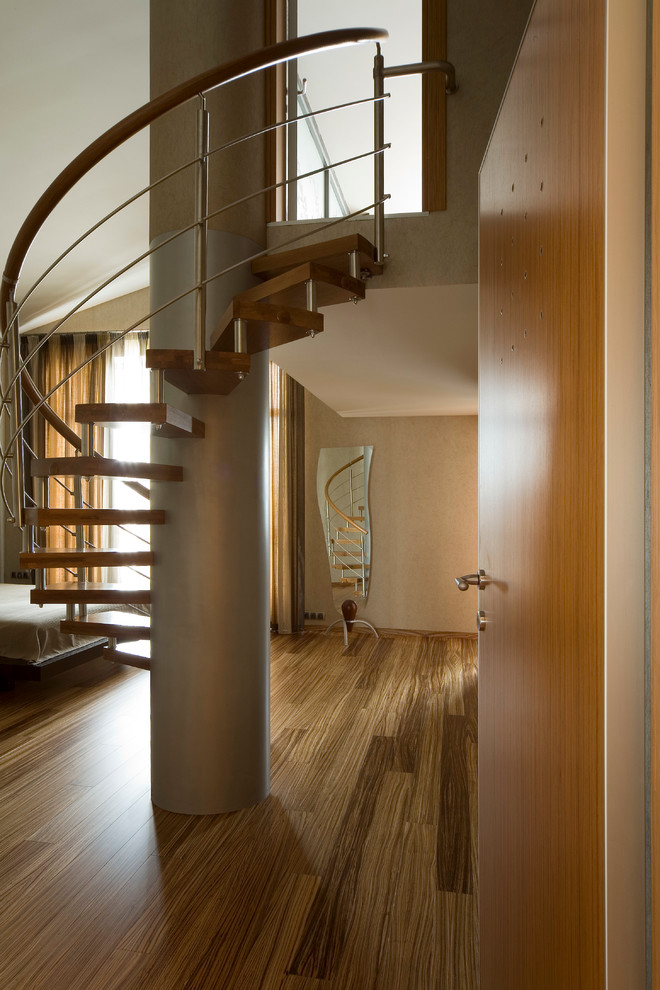 Пример оригинального дизайна: винтовая лестница среднего размера в современном стиле с деревянными ступенями