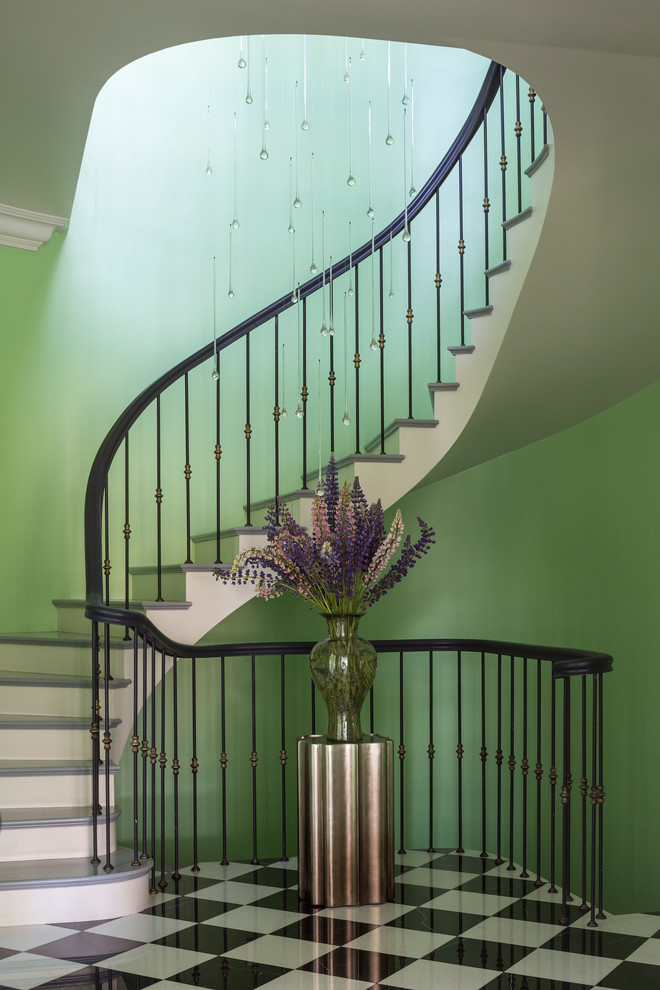 Cette image montre un escalier courbe design avec des marches en bois peint.