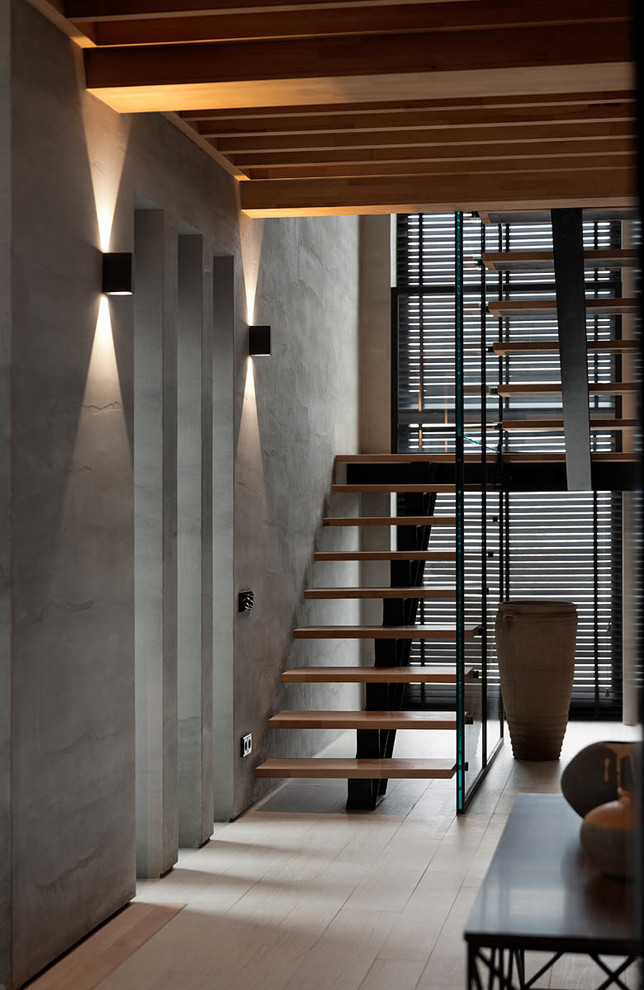 Стильный дизайн: прямая лестница в стиле лофт с деревянными ступенями без подступенок - последний тренд
