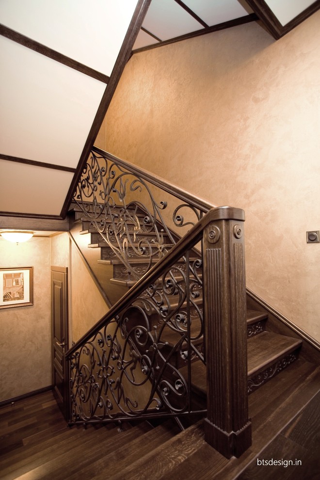 На фото: п-образная лестница среднего размера в стиле неоклассика (современная классика) с крашенными деревянными ступенями, крашенными деревянными подступенками и перилами из смешанных материалов с