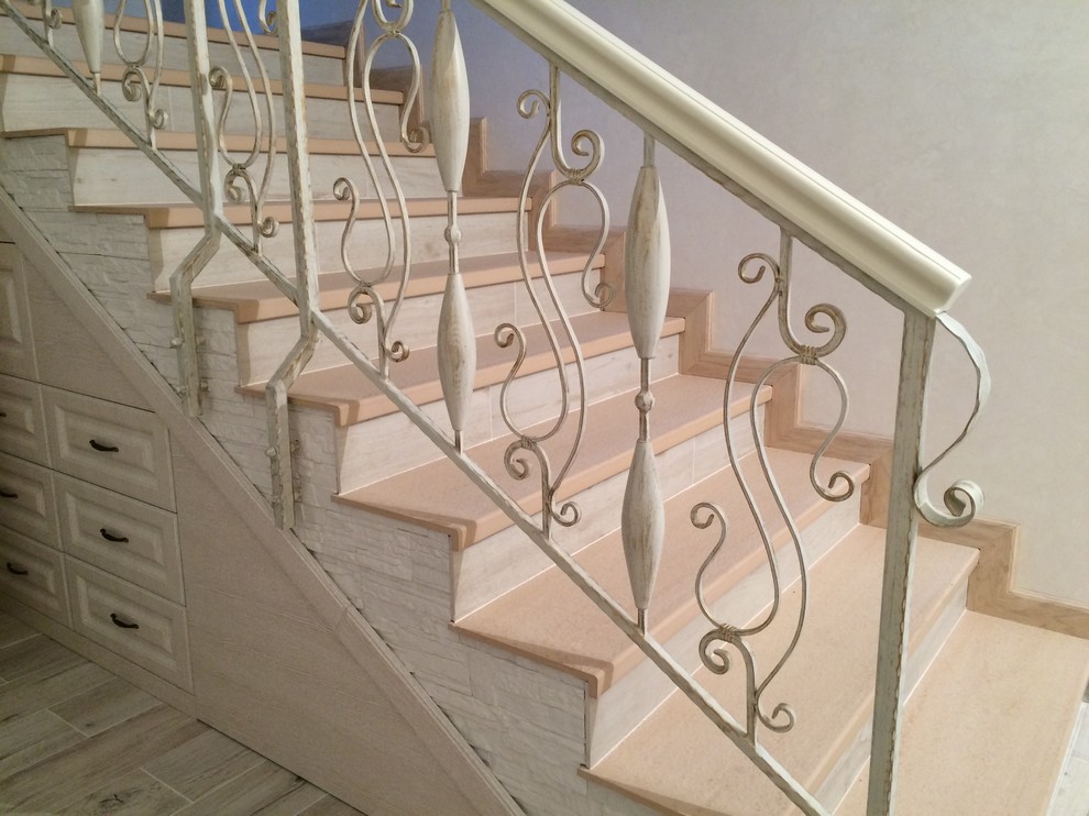 Bild på en mellanstor vintage rak trappa, med klinker, sättsteg i kakel och räcke i flera material