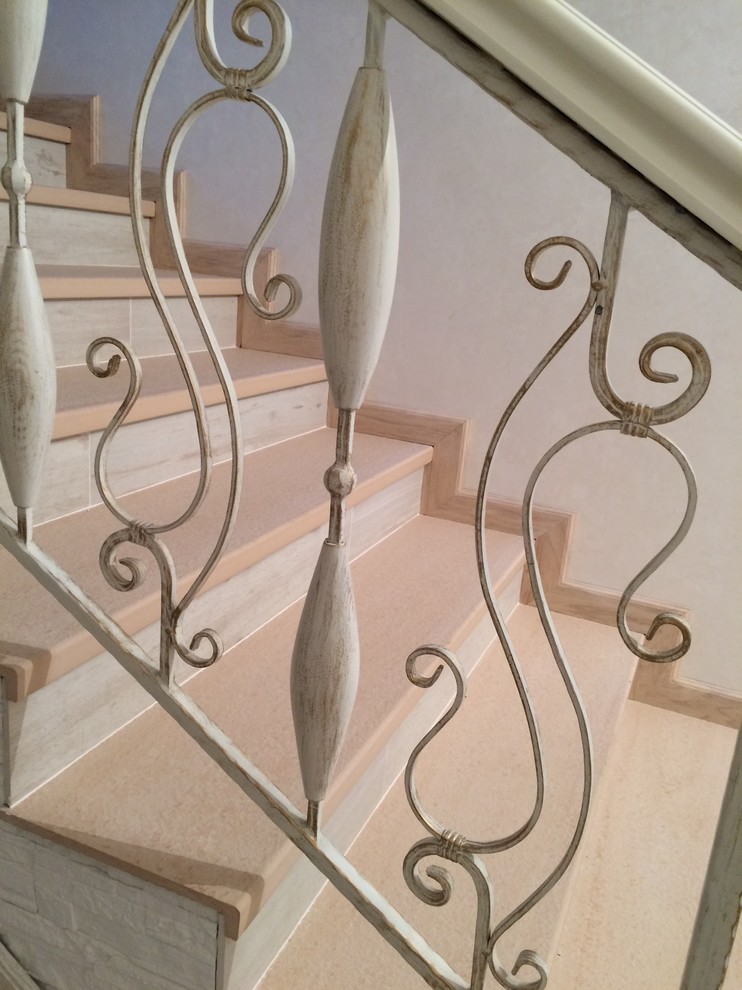Пример оригинального дизайна: прямая лестница среднего размера в стиле неоклассика (современная классика) с ступенями из плитки, подступенками из плитки и перилами из смешанных материалов