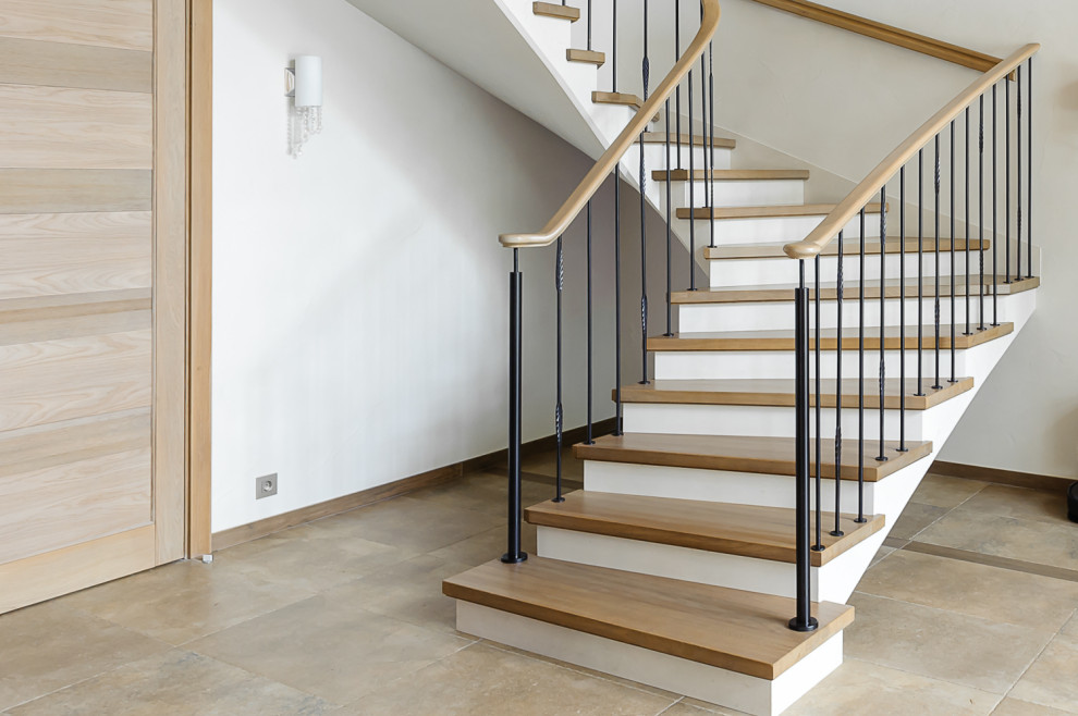 Inspiration för stora moderna svängda trappor i trä, med sättsteg i betong och räcke i flera material