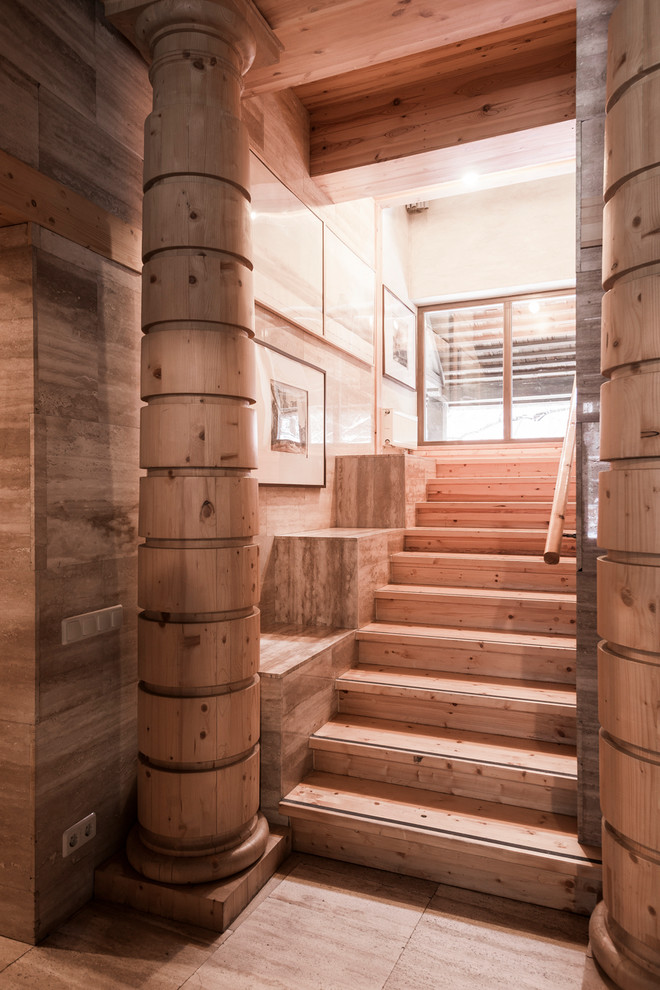 Пример оригинального дизайна: п-образная деревянная лестница в современном стиле с деревянными ступенями