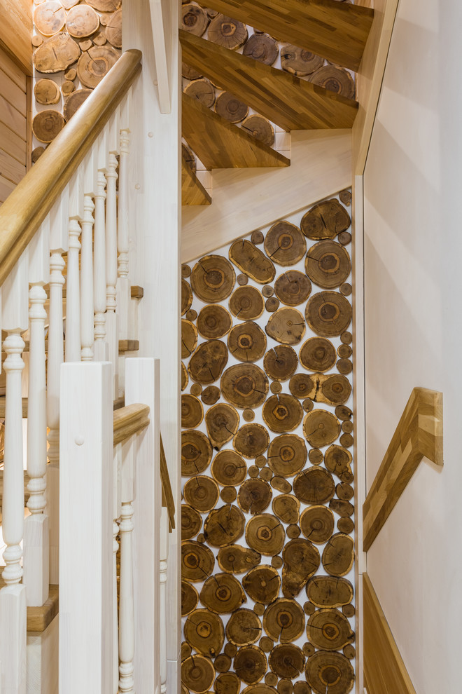 Пример оригинального дизайна: изогнутая лестница в стиле рустика с деревянными ступенями без подступенок