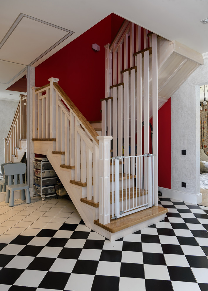 Пример оригинального дизайна: п-образная лестница в классическом стиле с деревянными ступенями и деревянными перилами