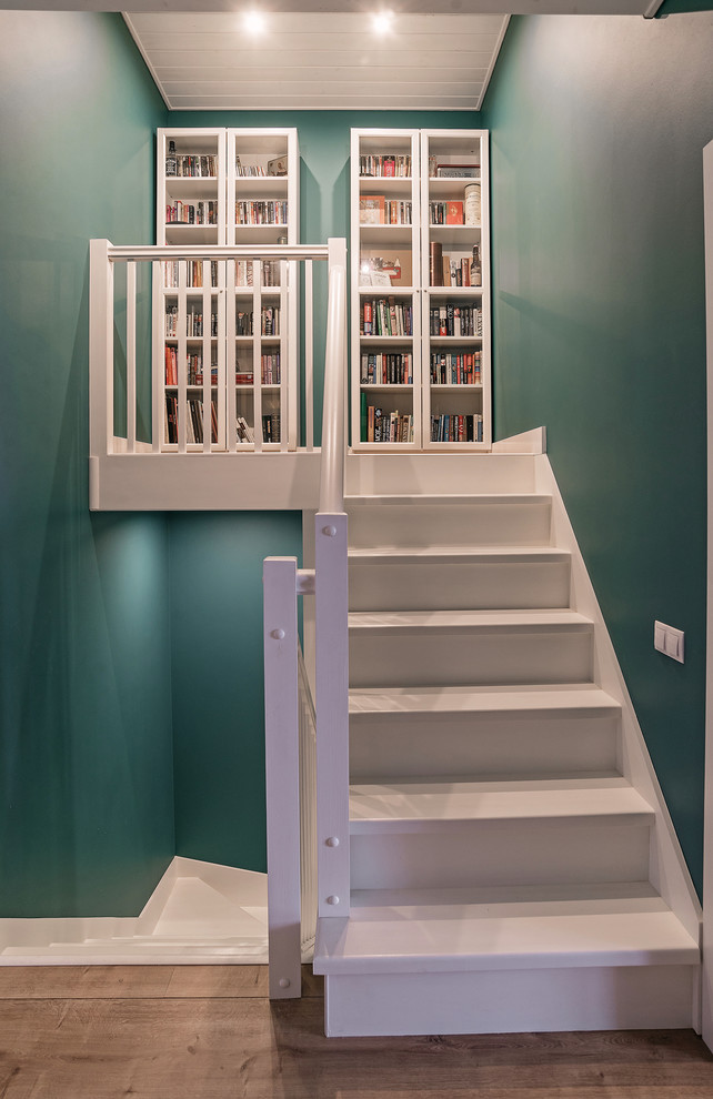 Diseño de escalera recta nórdica con escalones de madera pintada y contrahuellas de madera pintada