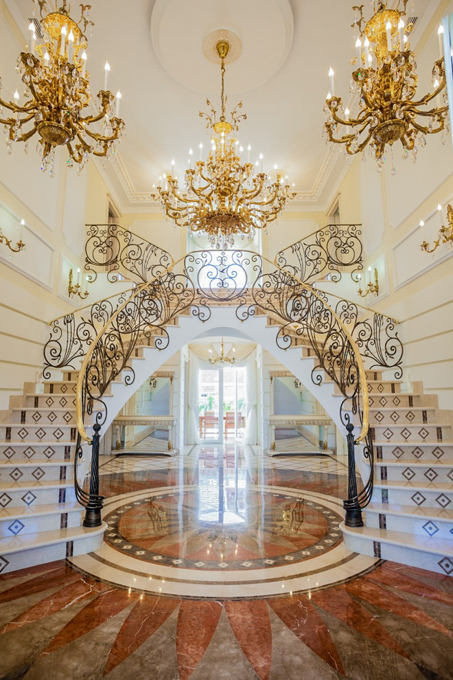 Staircase - huge traditional curved staircase idea in Yekaterinburg