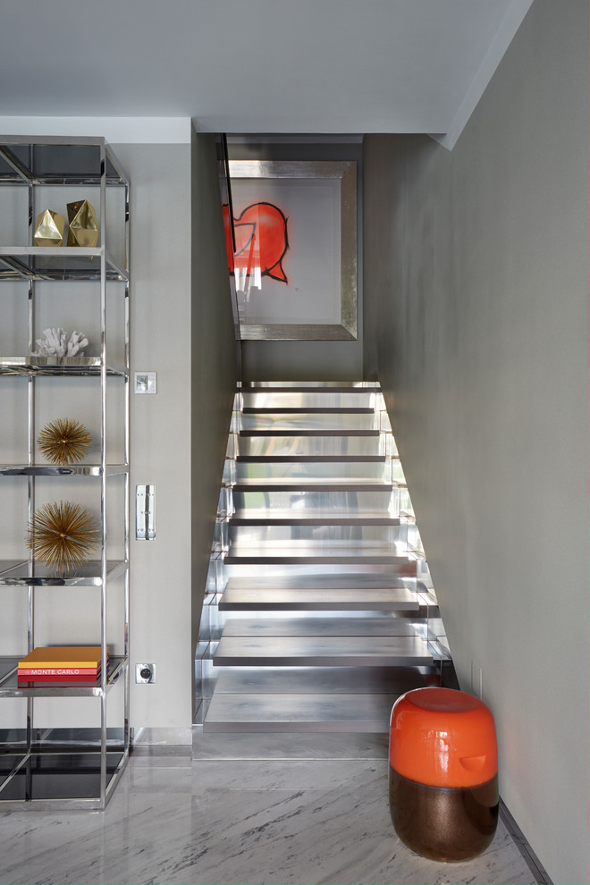 Источник вдохновения для домашнего уюта: п-образная лестница в современном стиле с стеклянными ступенями и стеклянными подступенками