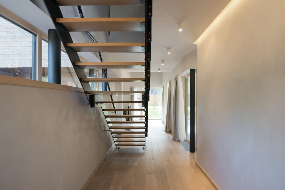 Идея дизайна: прямая лестница среднего размера в современном стиле с деревянными ступенями и металлическими перилами