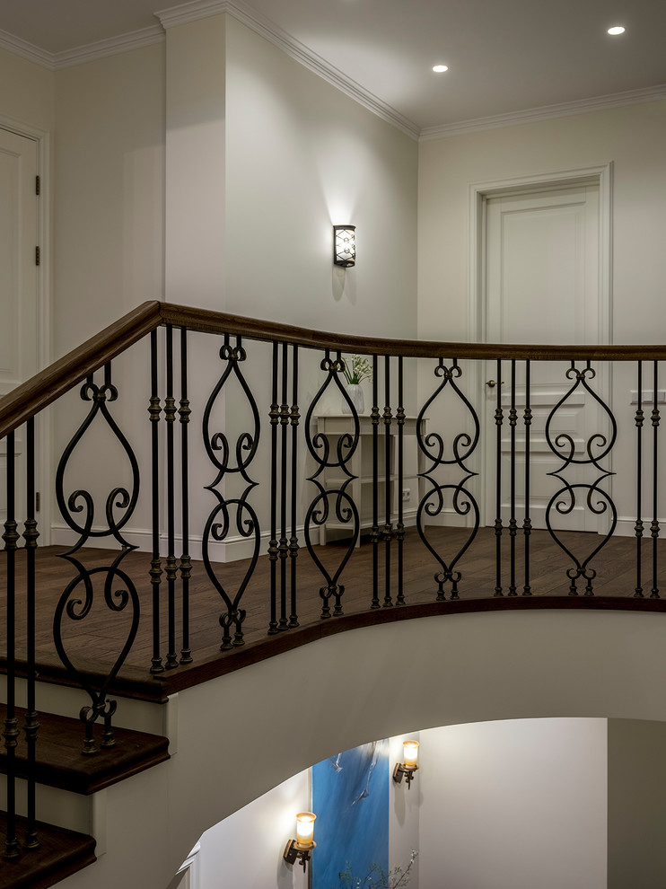 Diseño de escalera en L tradicional renovada de tamaño medio con escalones de madera pintada, contrahuellas de madera y barandilla de varios materiales