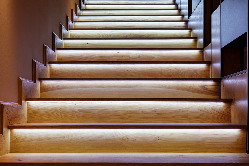 Imagen de escalera en U actual de tamaño medio con escalones de madera y contrahuellas de madera