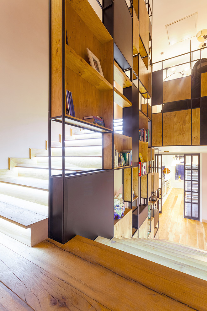 Réalisation d'un escalier minimaliste en U de taille moyenne avec des marches en bois et des contremarches en bois.