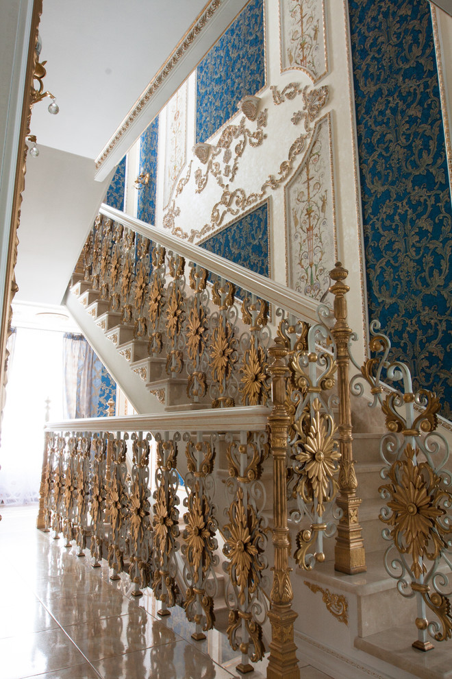 Источник вдохновения для домашнего уюта: прямая лестница в викторианском стиле с перилами из смешанных материалов