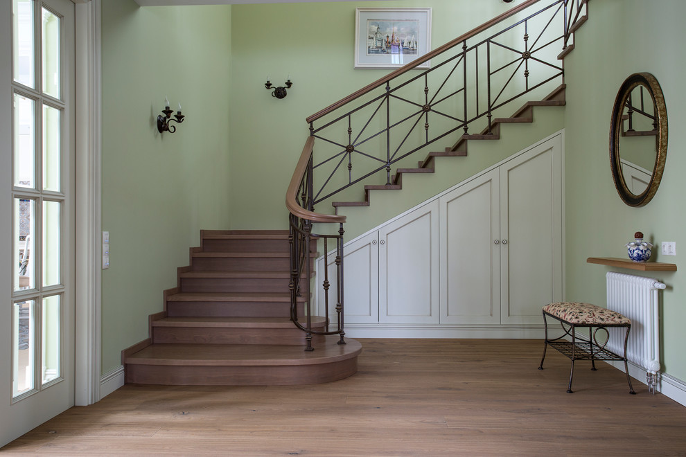 Idée de décoration pour un escalier tradition en U avec des marches en bois et des contremarches en bois.