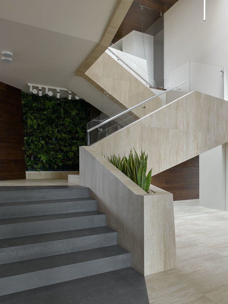 Пример оригинального дизайна: угловая лестница в современном стиле с перилами из смешанных материалов