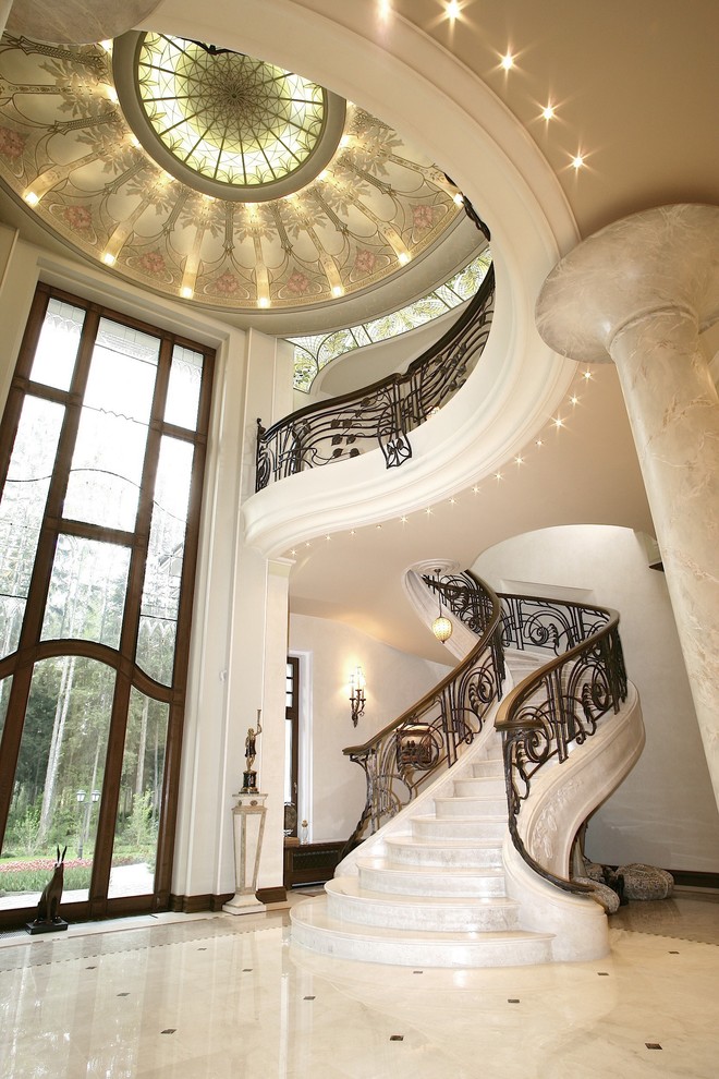 Стильный дизайн: изогнутая лестница в классическом стиле - последний тренд