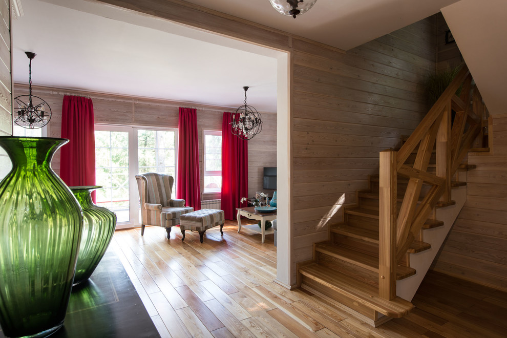 Foto de escalera en U de estilo de casa de campo pequeña con escalones de madera y contrahuellas de madera