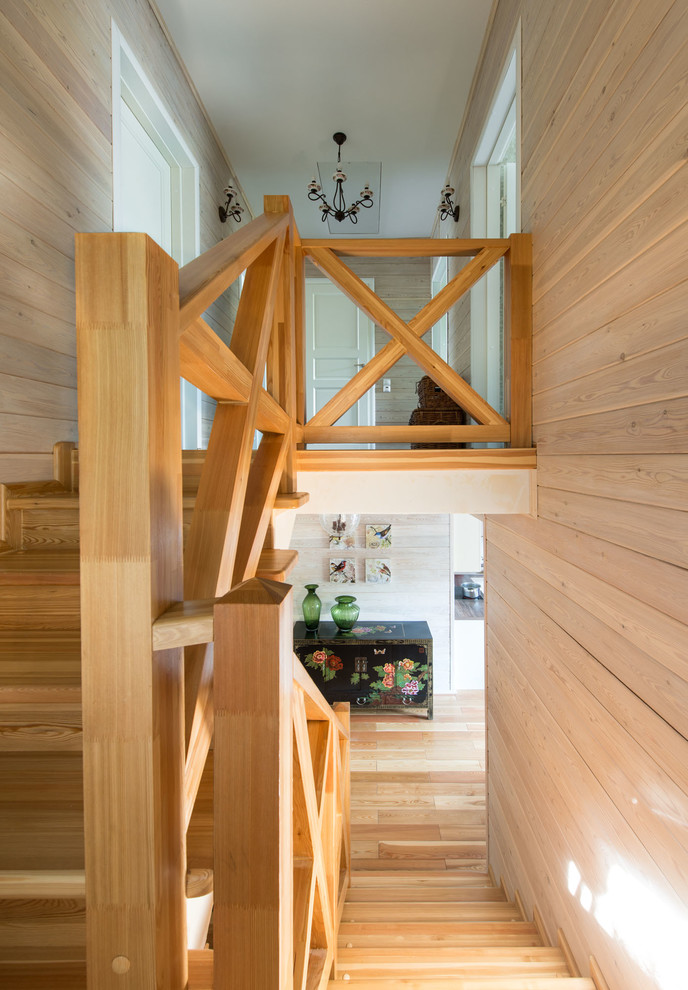 Imagen de escalera en U escandinava pequeña con escalones de madera y contrahuellas de madera