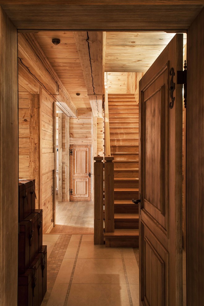 Staircase - rustic staircase idea in Moscow