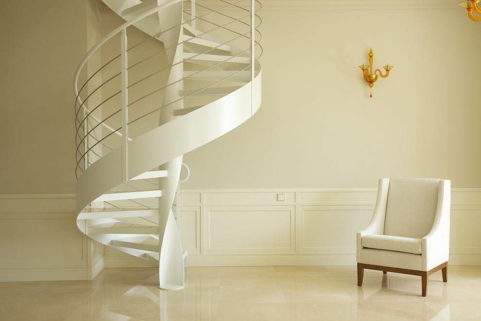 Свежая идея для дизайна: изогнутая лестница среднего размера в современном стиле - отличное фото интерьера