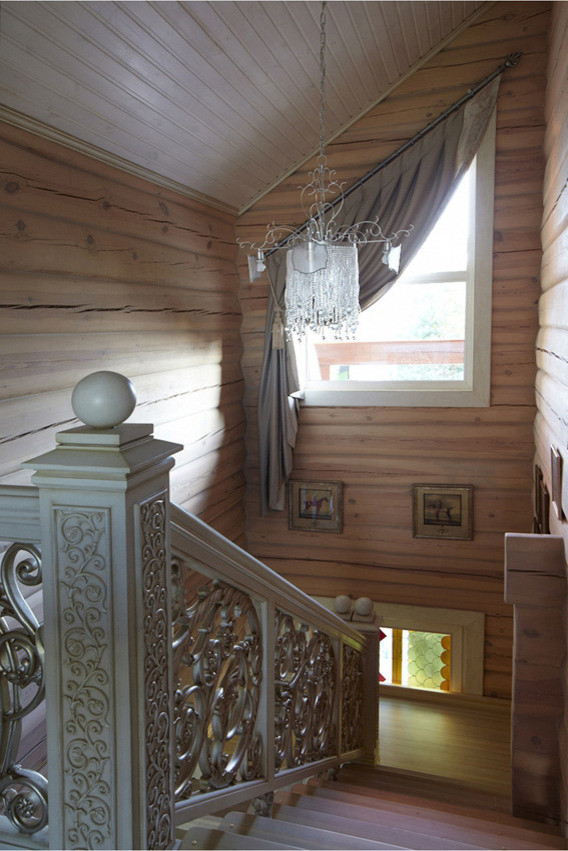 Пример оригинального дизайна: п-образная деревянная лестница среднего размера в стиле фьюжн с деревянными ступенями