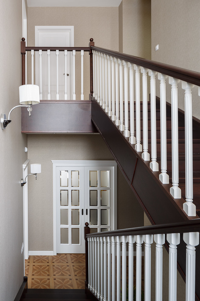 Источник вдохновения для домашнего уюта: п-образная деревянная лестница среднего размера в стиле неоклассика (современная классика) с деревянными ступенями и деревянными перилами