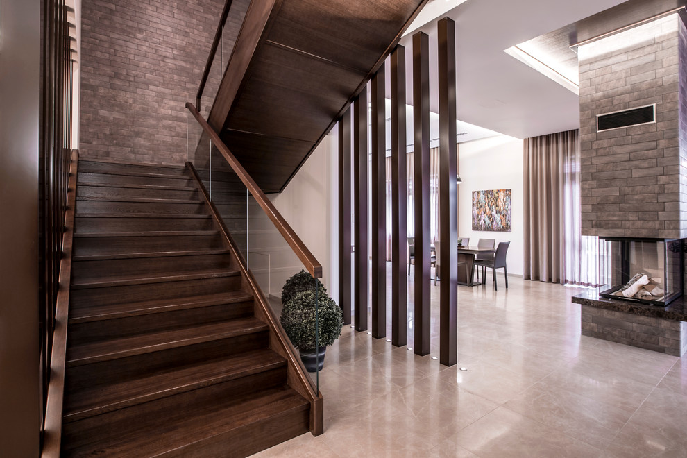 Свежая идея для дизайна: большая п-образная деревянная лестница в современном стиле с деревянными ступенями и стеклянными перилами - отличное фото интерьера