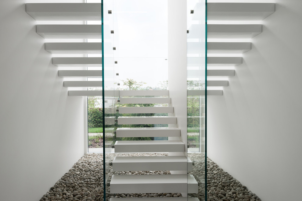 Пример оригинального дизайна: п-образная лестница среднего размера в современном стиле с акриловыми ступенями без подступенок