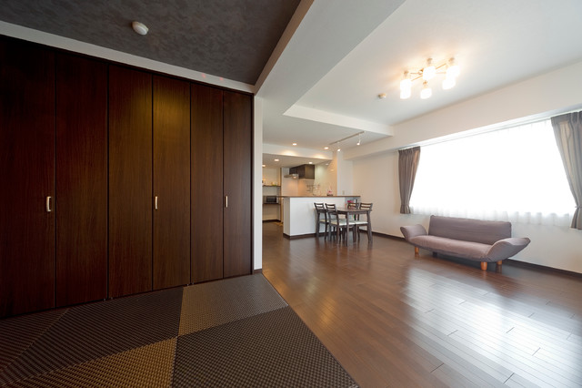 一風変わった和室はリビングと一体化させて広々と H様邸 Moderne Cuisine Kobe Par Reform Mio Design Houzz