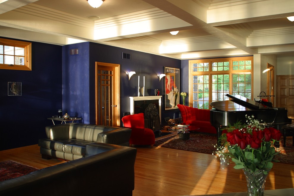 Идея дизайна: большая открытая гостиная комната в стиле неоклассика (современная классика) с синими стенами, светлым паркетным полом, стандартным камином и фасадом камина из камня