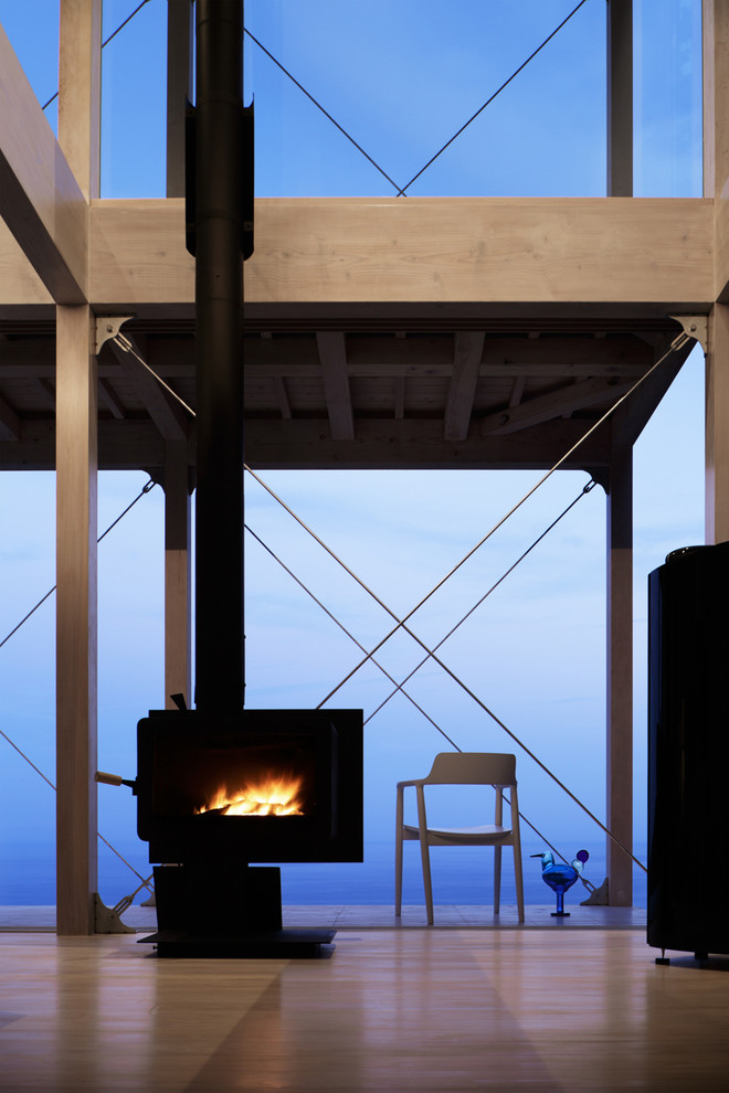 Ispirazione per un soggiorno moderno con stufa a legna