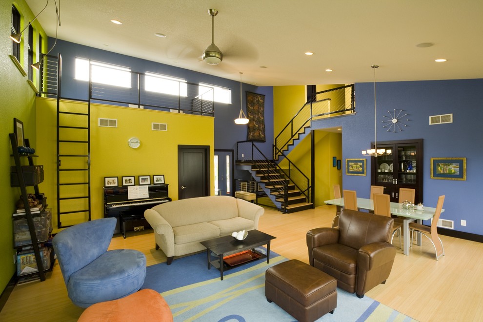 Immagine di un soggiorno classico di medie dimensioni e aperto con pareti multicolore e parquet chiaro