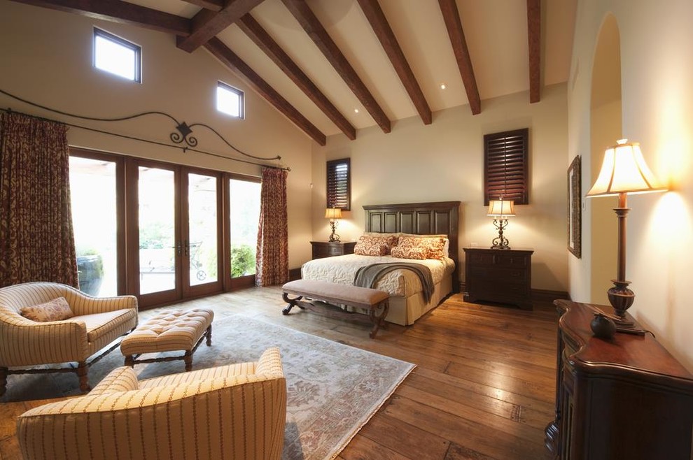 Стильный дизайн: спальня среднего размера в стиле модернизм с белыми стенами, полом из фанеры и фасадом камина из плитки без камина - последний тренд