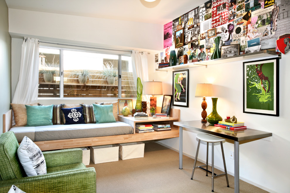 На фото: гостиная комната в стиле фьюжн с белыми стенами и ковровым покрытием с