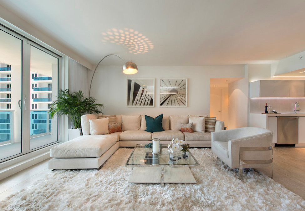 Foto di un soggiorno stile shabby di medie dimensioni e aperto con sala formale, pareti bianche e parquet chiaro